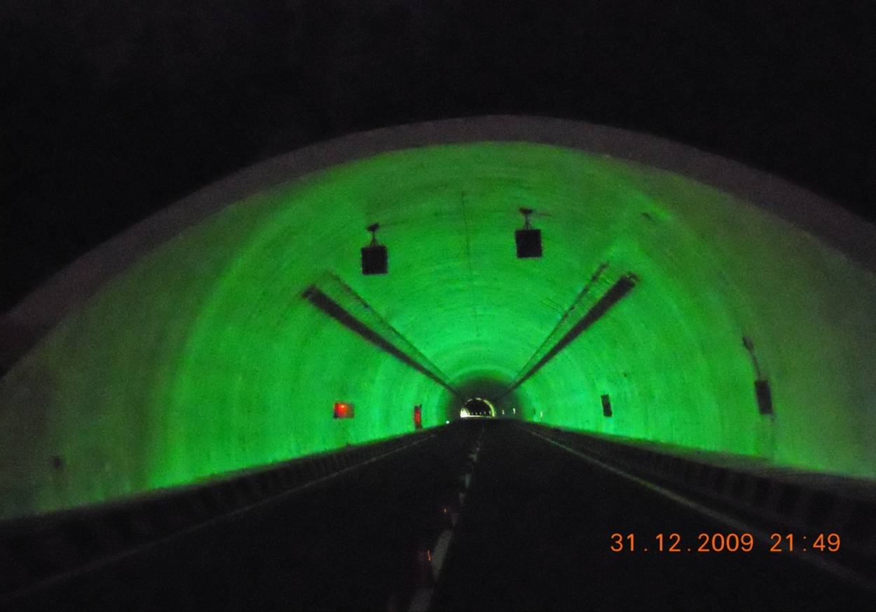 安徽六武高速公路8处18390m长隧道应用“引路”牌节能发光涂料辅助照明